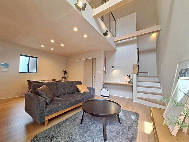 1号地
陽光ふりそそぐ18.5帖の明るいリビング♪
対面式キッチンは、家事をしながら家族の様子が一目でわかる安心&便利設備♪