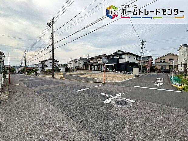 前面は、交通量の少ない東側約6m・南側約8mの道路です。
お車は並列4台駐車可能で、ゆとりがあり、駐車も落ち着いて行える環境になっています。