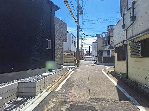 前面は、交通量の少ない西側約4.0mの道路です。
ゆとりがあり、駐車も落ち着いて行える
環境になっています。
しっかり舗装されている道路なのでベビーカー等で通っても安心ですね♪