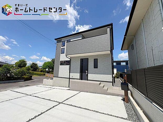新築ならではの美しい外観が魅力の住まい。
すっきりとしたデザインで、長く愛着を持って暮らせそうですね♪
