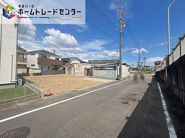 前面は、交通量の少ない南側約２５ｍの道路です。
お車は並列４台駐車可能で、ゆとりがあり、駐車も落ち着いて行える環境になっています。