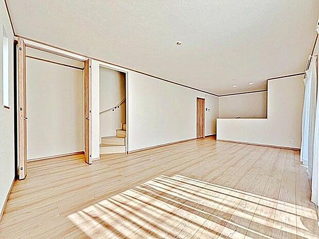 【リビング】C号棟
明るい雰囲気が心地いい１９．１２帖のリビング♪
便利なリビング収納付きです♪
家族団らんの時間も増えそうなくつろぎの場所になりそう♪