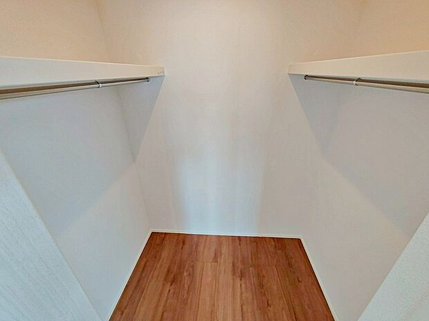 【収納】２号棟　ウォークインクローゼット
広々とした空間の為、カビや湿気の予防もできます♪
衣類だけでなく、スーツケースや季節家電などの大きな物も収納可能です♪