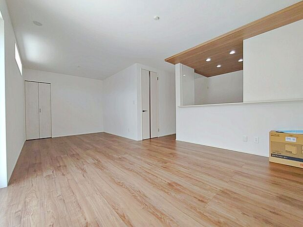 【リビング】２号棟
明るい雰囲気が心地いい約１７．５帖のリビング♪　
採光良好です！　
家族団らんの時間も増えそうなくつろぎの場所になりそう♪