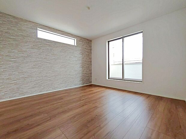 【リビング以外の居室】２号棟
バルコニーに直接アクセスできる居室です♪
室内の空気を効率よく入れ替えることができ、夏場や湿気の多い時期には便利です♪