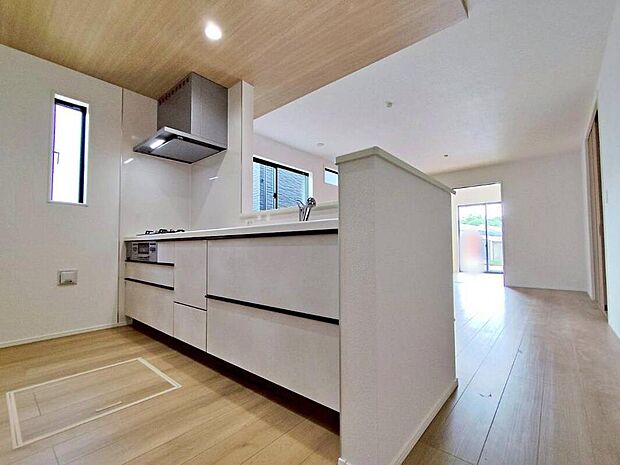 【キッチン】1号棟
収納力豊富なシステムキッチン。大型スライド収納付きで、すっきり片付けやすいキッチンです。床下収納もついています♪