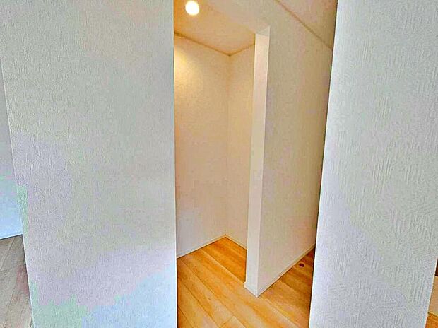 【収納】２号棟　パントリー
料理の効率がアップする理想的なパントリースペース。
調味料や食品ストックをすっきり整理し、キッチンを広々と使えます。
家事動線を考慮した設計で、毎日の暮らしがもっと快適に♪