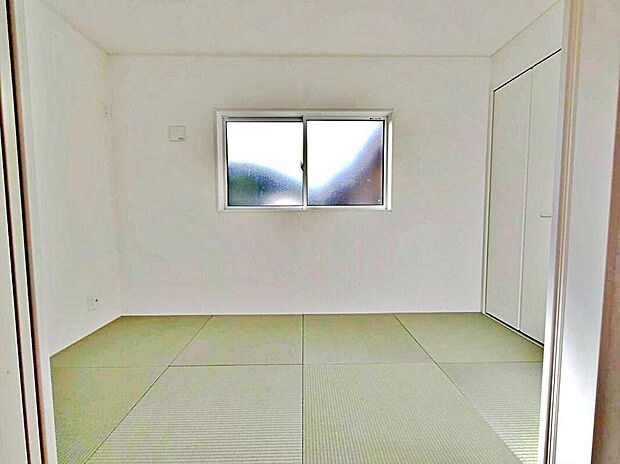 【リビング以外の居室】１号棟
リビング横にある来客間にもできそうな４帖の洋風和室♪
収納スペースも充実！
窓を開放すれば気持ちの良い風が入り込んできます。
新鮮な空気の中で生活できます。