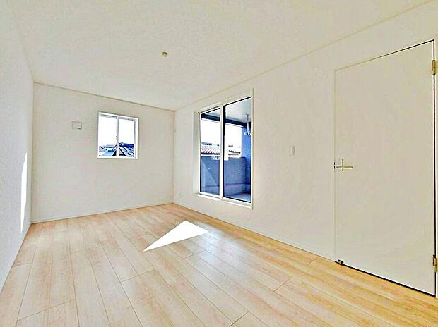 【リビング以外の居室】１号棟
バルコニーに直接アクセスできる居室です！
室内の空気を効率よく入れ替えることができ、夏場や湿気の多い時期には便利です♪