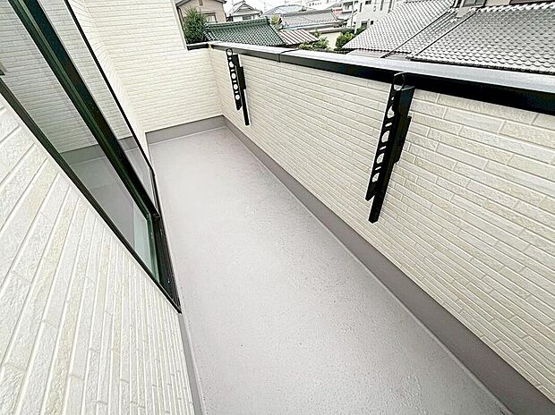 【バルコニー】A号棟
奥行を広めに取ったバルコニー♪
家族分の洗濯物もしっかり干せます。
日当たりも良く、毎日のお洗濯が楽しくなりそう♪