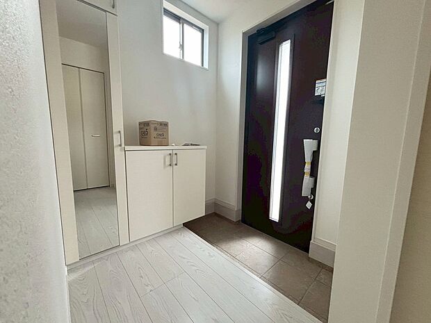 【玄関】３号棟
広々とした明るくて清潔感溢れる玄関。シューズボックス付き♪
散らかりがちな玄関も　　　
すっきりと片付きます♪　　