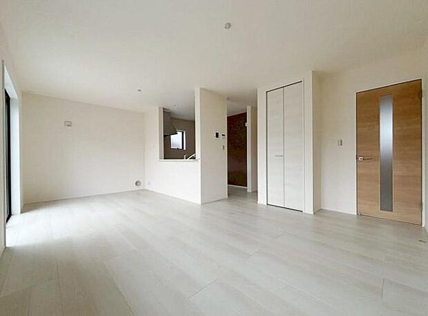 【リビング】５号棟
明るい雰囲気が心地いい１６．３８帖のリビング♪　
採光良好です！　
家族団らんの時間も増えそうなくつろぎの場所になりそう♪