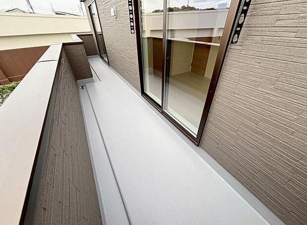 【バルコニー】５号棟
日当たり良好な南向きのワイドバルコニー♪
家族分の洗濯物もしっかり干せます♪
お洗濯だけでなく、ちょっとしたリラックスできる空間になりそうです☆