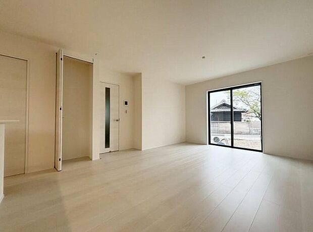 【リビング】１号棟
陽光ふりそそぐ明るい１６．３８帖のリビング。
対面式キッチンは、家事をしながら家族の様子が一目でわかる安心＆便利設備♪