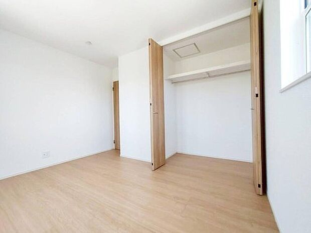 【収納】各居室に収納を設けました！
お洋服をたくさんお持ちの方でもたっぷり収納できます。
お部屋を最大限広くご活用いただけます♪