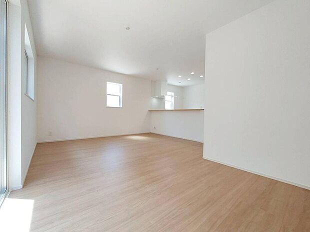 【リビング】陽光ふりそそぐ明るい約１７帖のリビング。
対面式キッチンは、家事をしながら家族の様子が一目でわかる安心＆便利設備♪