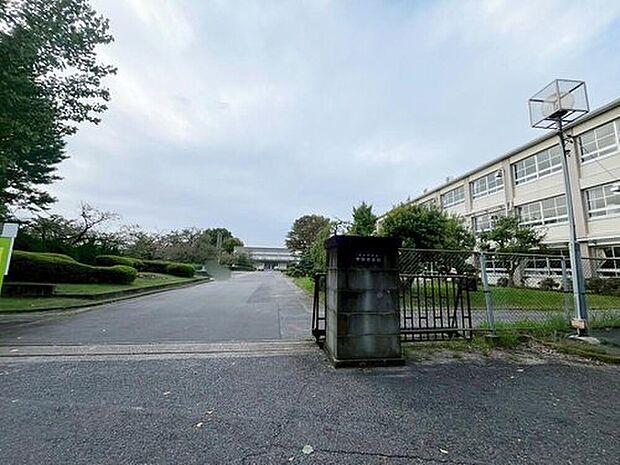 春日井市立中部中学校(約1,840m)