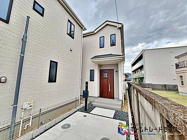 【現地外観写真】春日井市妙慶町二丁目、全3棟(写真2号棟)
シンプルで飽きのこない外観♪全棟それぞれ間取りプランが違うので、お好みのプランがきっと見つかります♪