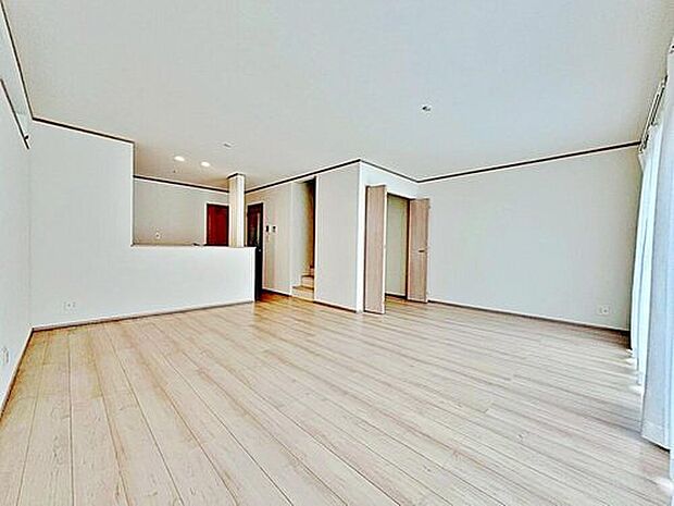 【リビング】2号棟
明るい雰囲気が心地いい約19.5帖のリビング♪
採光良好です!
家族団らんの時間も増えそうなくつろぎの場所になりそう♪