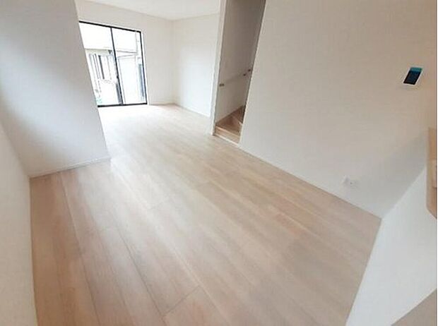 【リビング】３号棟
明るい雰囲気が心地いい約１８帖の広々リビング♪
採光良好です！　　
家族団らんの時間も増えそうなくつろぎの場所になりそう♪