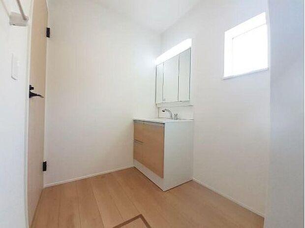 【洗面台・洗面所】１号棟
暮らしを快適にする洗面化粧台収納力と機能性に優れた使いやすい設備で、忙しい朝の身支度もスムーズに♪