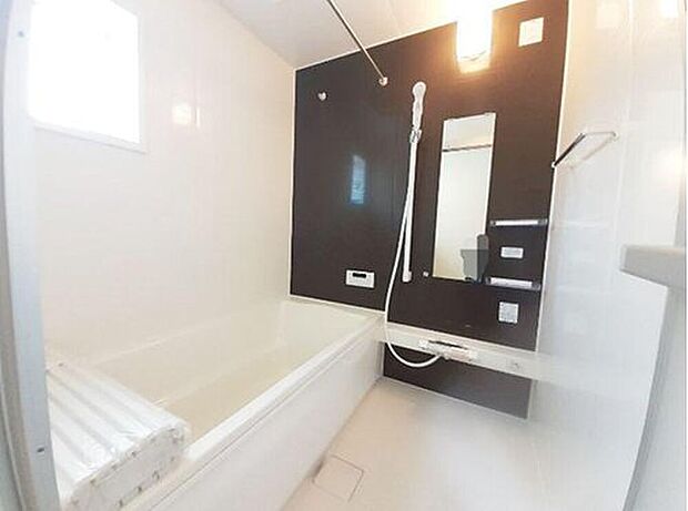 【浴室】１号棟
１坪以上広さを設けた浴室で、ゆったりバスタイム♪お子様と一緒に入るにも充分な広さです。一日の疲れを癒せます♪