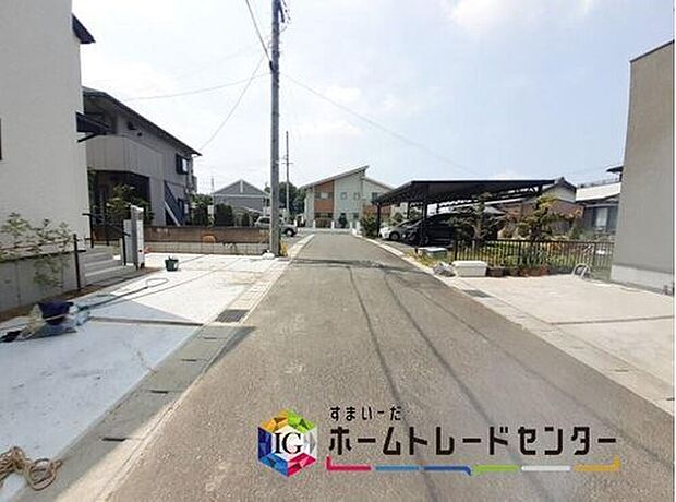 【前面道路含む現地写真】前面は、北側５ｍの市道に接道しています。
交通量も少なく、ゆとりをもって落ち着いて駐車が行える環境になっています。