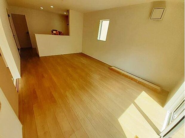 【リビング】１号棟
２面採光を施した為、晴れの日の日中はいつも明るい室内に。窓を開放すれば気持ちの良い風が入り込んできます。