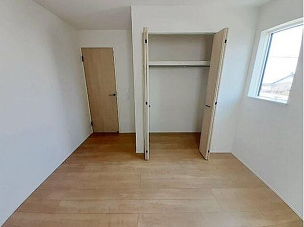 【 リビング以外の居室】１号棟
２面採光を施した為、晴れの日の日中はいつも明るい室内に。窓を開放すれば気持ちの良い風が入り込んできます。