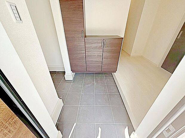 【収納】【１号棟】
明るくて清潔感溢れる玄関。
便利なシューズインクローク付きです♪
散らかりがちな玄関もすっきりと片付きます。