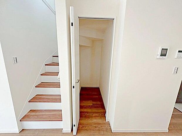 【リビング収納】【３号棟】
リビングがスッキリ片付く、便利な収納スペース♪
パントリーとして使えばキッチンを広々と使うことができます♪