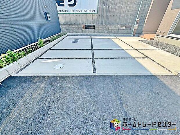 【３号棟　駐車スペース】余裕をもって並列に２台駐車ができる広々とした駐車スペース。
玄関そばに駐車スペースがございますので、まとめ買いをした際にも運ぶのが簡単です！