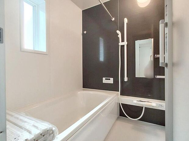 【浴室】４号棟
１坪以上広さを設けた浴室で、ゆったりバスタイム♪　　　　
お子様と一緒に入るにも充分な広さです。
一日の疲れを癒せます♪