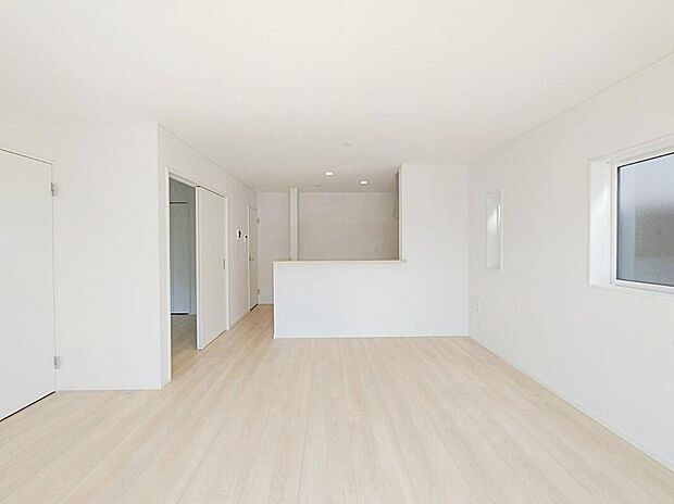 【リビング】４号棟
明るい雰囲気が心地いい１８帖の広々リビング♪
採光良好です！　　
家族団らんの時間も増えそうなくつろぎの場所になりそう♪