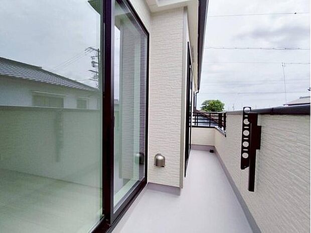 【バルコニー】B号棟
奥行を広めに取ったバルコニー♪家族分の洗濯物もしっかり干せます。日当たりも良く、毎日のお洗濯が楽しくなりそう♪　