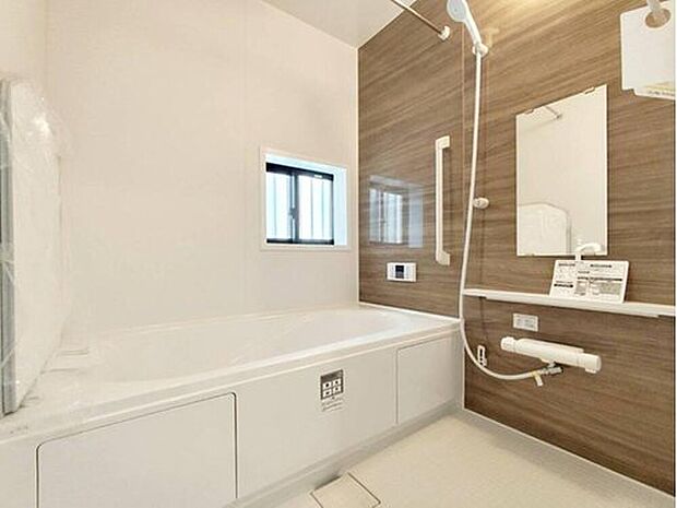 【浴室】B号棟
１坪以上広さを設けた浴室で、ゆったりバスタイム♪
お子様と一緒に入るにも充分な広さです。一日の疲れを癒せます♪