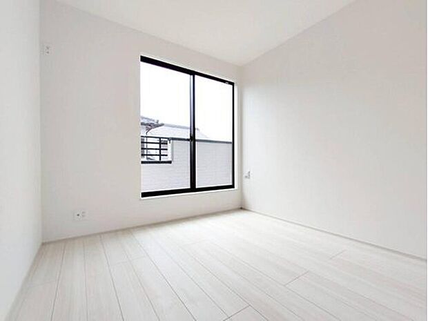 【リビング以外の居室】B号棟
バルコニーに直接アクセスできる部屋です♪２面採光を施した為、晴れの日の日中はいつも明るい室内に。
窓を開放すれば気持ちの良い風が入り込んできます。