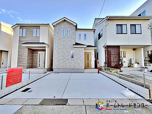 【駐車場】A号棟
余裕をもって並列に2台駐車ができる広々とした駐車スペース。
玄関そばに駐車スペースがございますので、まとめ買いをした際にも運ぶのが簡単です!