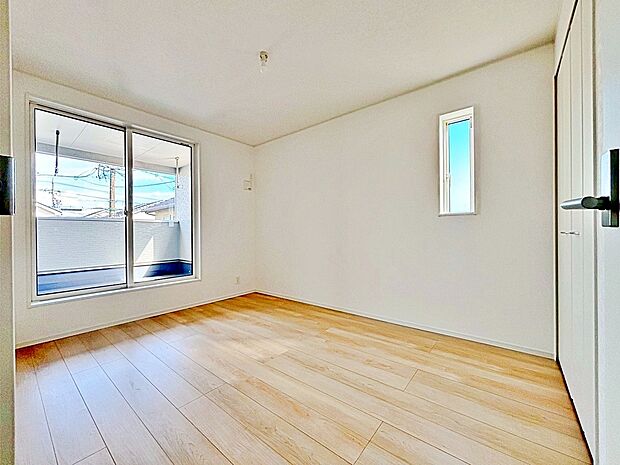 【リビング以外の居室】１号棟
バルコニーに直接アクセスできる居室です！
室内の空気を効率よく入れ替えることができ、夏場や湿気の多い時期には便利です♪