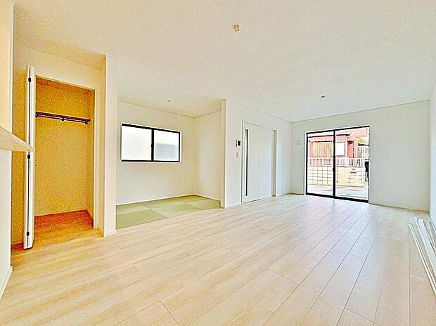 【リビング】3号棟
明るい雰囲気が心地いい18帖の広々としたリビング♪
ホッと一息着ける、3帖のタタミコーナー付き♪
家族団らんの時間も増えそうなくつろぎの場所になりそう♪