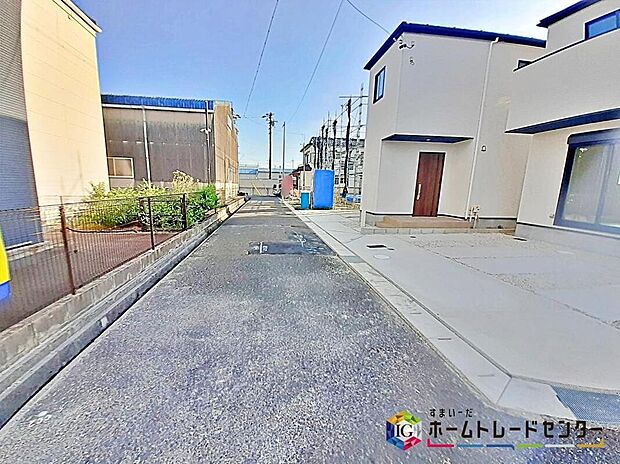 【前面道路含む現地写真】前面は、交通量の少ない東南側約４ｍ　北側約４ｍの道路です。
ゆとりがあり、駐車も落ち着いて行える
環境になっています。
しっかり舗装されている道路なのでベビーカー等で通っても安心ですね♪