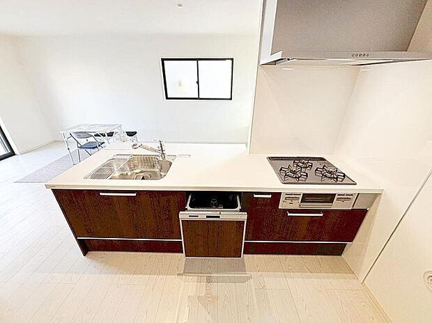 【キッチン】１号棟
収納力豊富なシステムキッチン。
上部はオシャレな折下天井仕様です♪
毎日の洗い物がラクになる便利な食洗機付きです♪
時間を短縮して、家事の時間も確保できます。