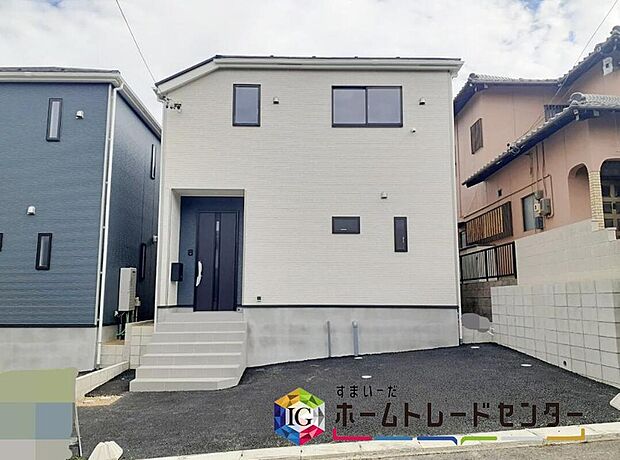 【現地外観写真】東郷町白鳥第８、全２棟（写真２号棟）
堂々完成、ご見学可能♪
お問い合わせはお気軽に、ホームトレードセンター株式会社まで♪