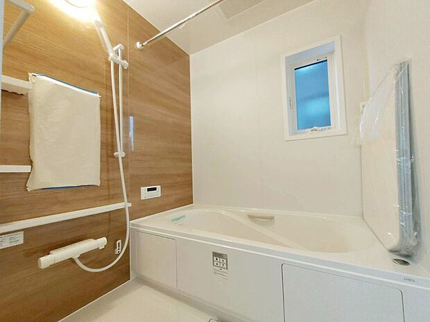 【浴室】１号棟
のびのび１坪タイプのバスルーム。
手すりも付いていますので、安心してのんびり入浴できます。
お子様と入浴しても良いですね♪
一日の疲れを癒せます。