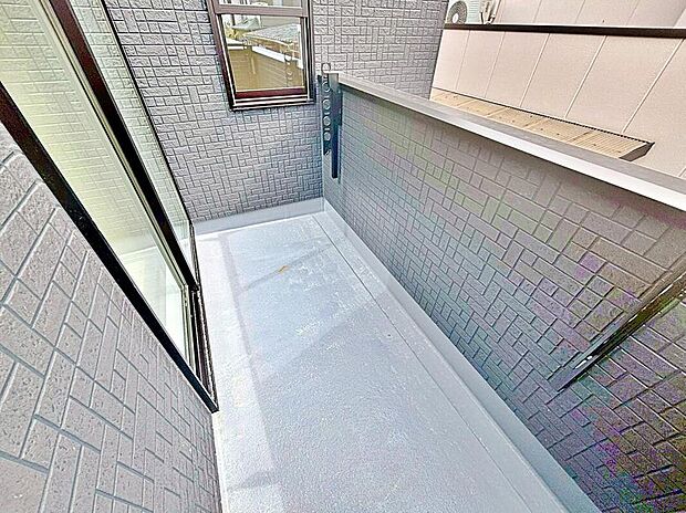 【バルコニー】１号棟
南向きの広々としたバルコニー♪
家族分の洗濯物もしっかり干せます。
日当たりも良く、毎日のお洗濯が楽しくなりそう♪