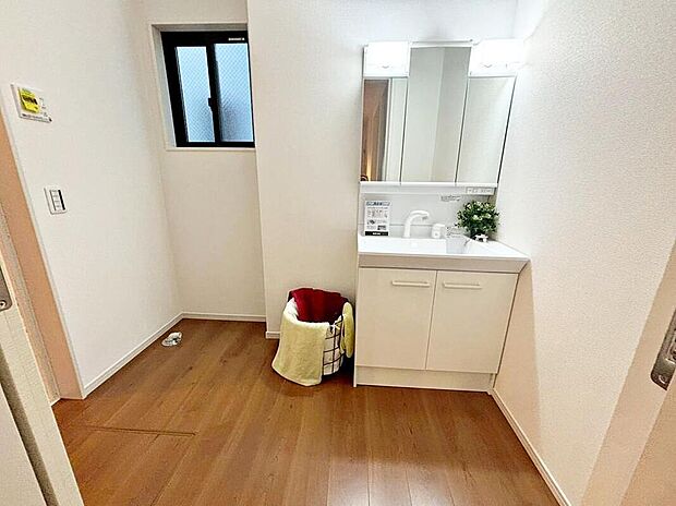 【洗面台・洗面所】２号棟
暮らしを快適にする三面鏡仕様の洗面化粧台。
収納力と機能性に優れた使いやすい設備で、忙しい朝の身支度もスムーズに♪