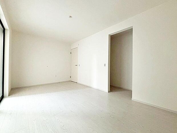 【収納】３号棟
居室としても使えて便利な７．５帖のパントリー♪
ウォークインクローゼット付きなので、散らかりがちなお部屋もスッキリ片付きます♪