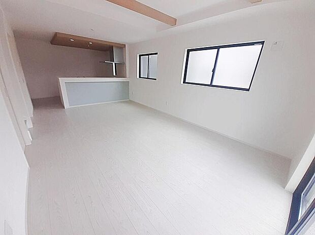 【リビング】2号棟
折上天井仕様の17.8帖の広々明るいリビング♪
対面式キッチンは、家事をしながら家族の様子が一目でわかる、安心&便利設備♪
リビング階段仕様なので、毎日家族とのコミュニケーションが捗りそう♪