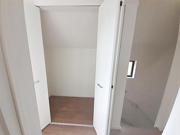 【収納】1号棟
3階廊下に収納スペースを設けました!
衣類や掃除道具、日用品などをすっきり収納できます。
部屋に余計な家具を置かなくて済むので、生活空間が広く感じられます。