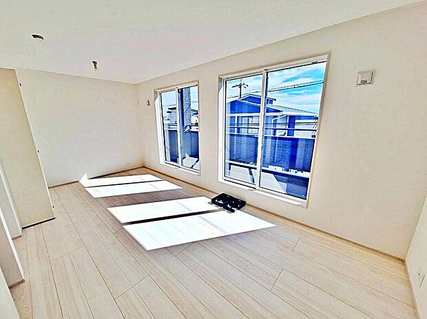 【リビング以外の居室】9帖の広々とした明るい居室です♪
お子様の成長に合わせてお部屋を仕切っても良いですね♪
バルコニーに直接アクセスできるため、室内の空気を効率よく入れ替えることができ、夏場や湿気の多い時期には便利です♪